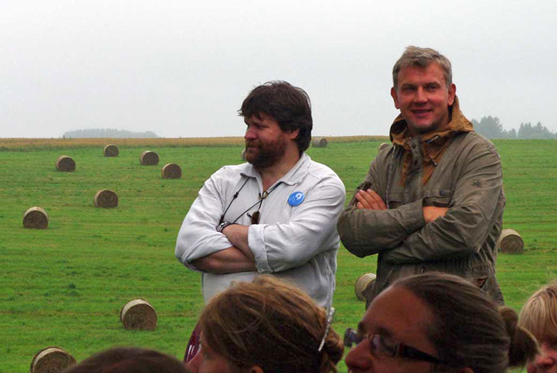 Õigõ arvaja sääd käe rõnna pääle risti. Uma arvamisõ välläütlemist uutva Kuuba Rainer Võro instituudist ja teleka ilmamiis Mileiko Martin.