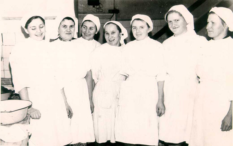 Seli sanatooriumi köögirahvas aastal 1967, luu autor om häält puult kaiõn kolmas.