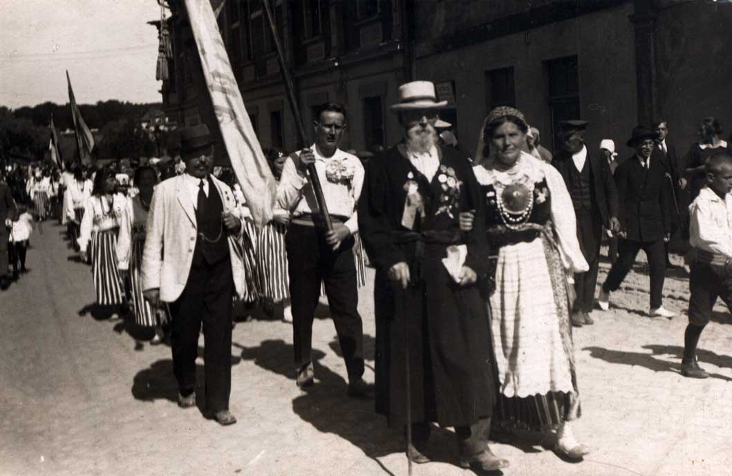 Eesti laulupido veterani Kanni Hans ja Liisa IX laulupido rongikäügin 1928. aastal.