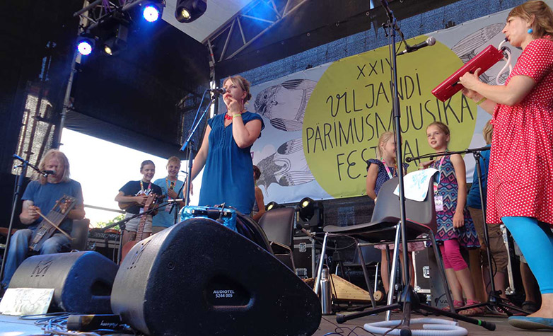 Kalkuna Mari, Bartosiku Tuulikki ja Tedre Ramo näütsi folgiliidsilõ latsilaulõ plaati «Upa-upa ubinakõnõ», näil olli abin inne folki Rõugõn peet latsi etnolaagri opilasõ