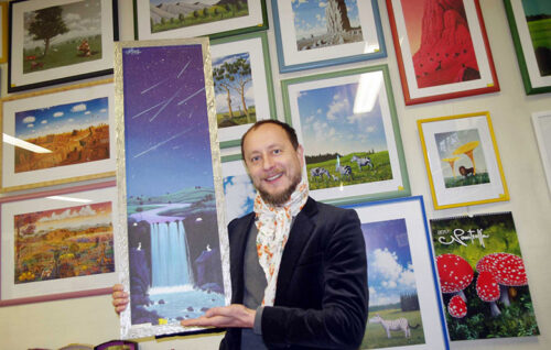 Kunstnik Navitroll&rsquo;a tege v&otilde;ro keele n&auml;d&auml;lis vallal&otilde; ummamuudu n&auml;&uuml;t&uuml;se