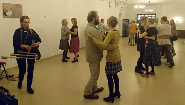 Mooste tandsumaja kuts tandsusõpru perimüstantsõ tandsma