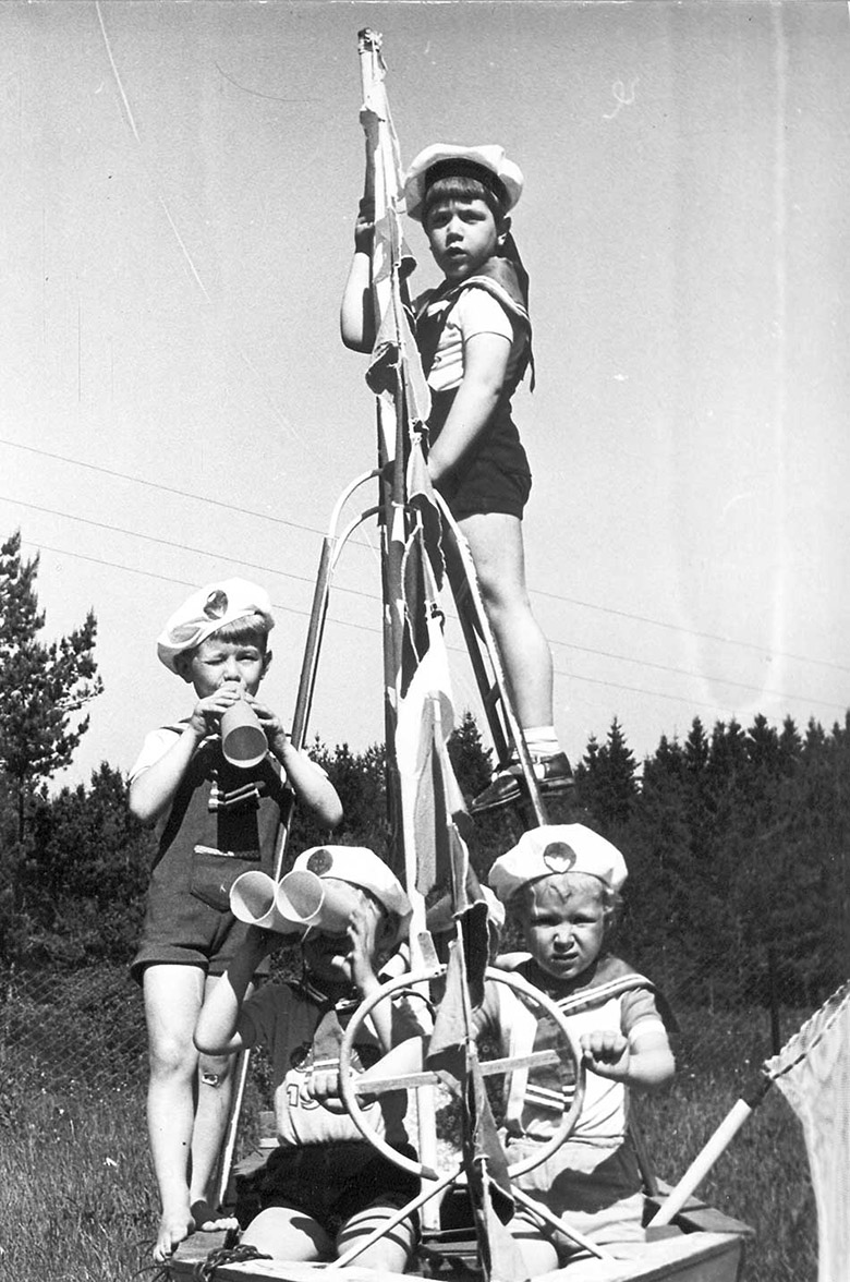 Pillerpalli latsiaia latsõ mängoplatsi pääl aastal 1981