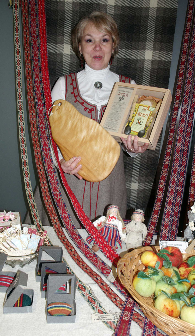 Oja Vilve Vana-Võromaa käsitüü jõululaadal puu- ja näputüüd pakman