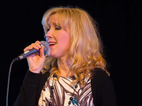 P&uuml;hend&uuml;n&uuml; lauluoppaja