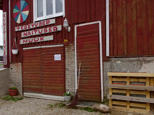 R&otilde;ug&otilde; kunstikuur v&otilde;tt luvva uss&otilde; iist