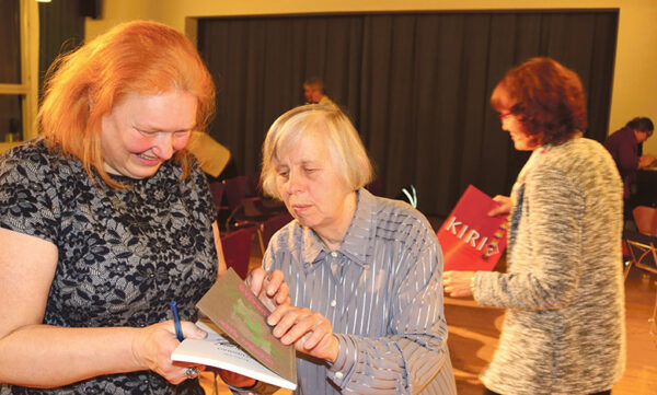 Naisiv&auml;gi musta laega saalin