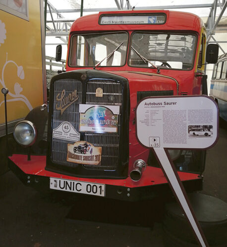 Folgirahvas sõit vana bussiga läbi Lõuna-Eesti