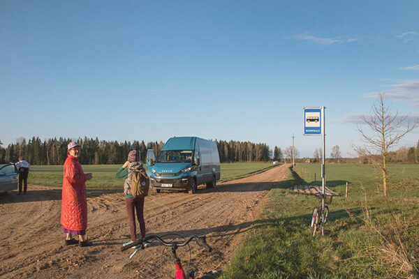 Räpinä valla Männisalu küllä naas’ 2. lehekuust käümä liinibuss