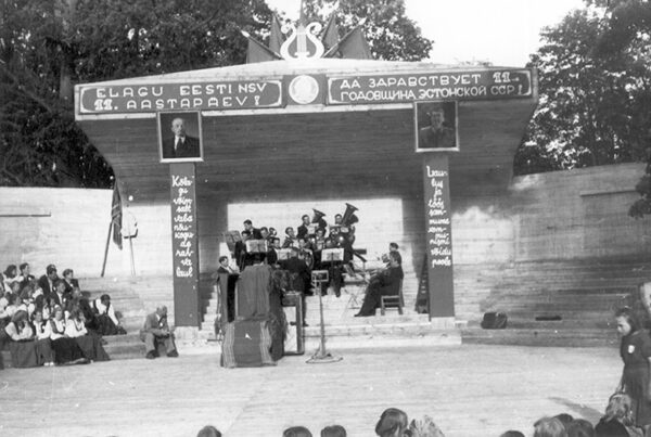 Laulupido k&ouml;&uuml;t v&otilde;rok&otilde;isi &uuml;tes