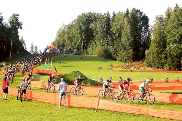 Lätläisi rattavõistlusõ alostus ja lõpp Võromaal