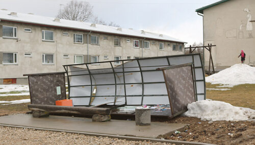 K&otilde;va tuul ai Osola bussipaviljoni uppi