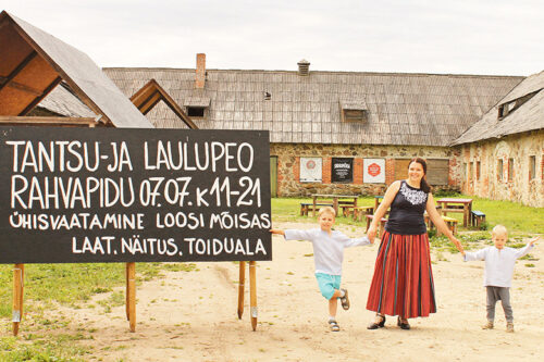 Laulu- ja tandsupido &uuml;tine kaemin&otilde; suur&otilde; ekraani p&auml;&auml;lt