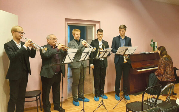 P&auml;&auml;liina v&otilde;rok&otilde;isil k&auml;ve k&uuml;l&auml;n muusigamiis Otsa Aavo