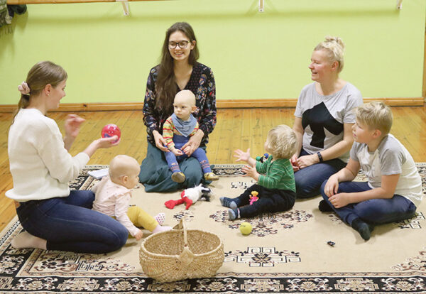 Vahtsõliinan tetäs väikeisi latsi mängotsõõri