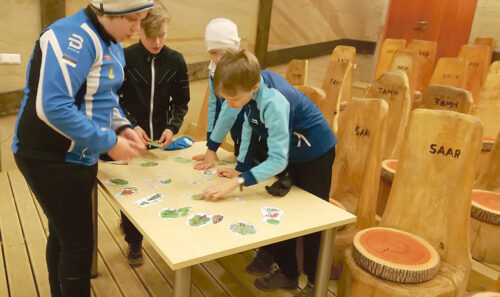 Nelä kooli latsõ avasti võrokiilse matkamängu abiga Piusat