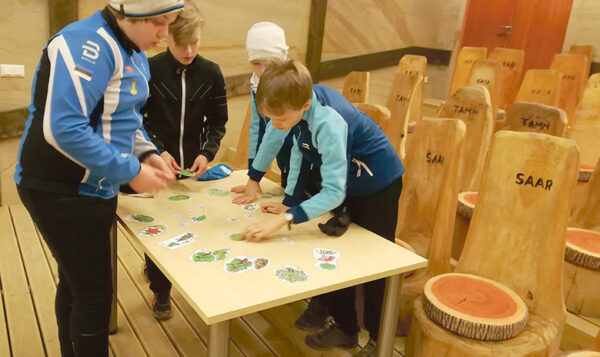 Nelä kooli latsõ avasti võrokiilse matkamängu abiga Piusat