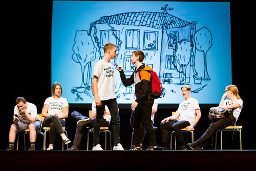 Per&auml;k&otilde;rd iks p&uuml;&uuml;ne p&auml;&auml;le j&otilde;udnu v&otilde;rokeeline koolimuusikal om kaemist v&auml;&auml;rt