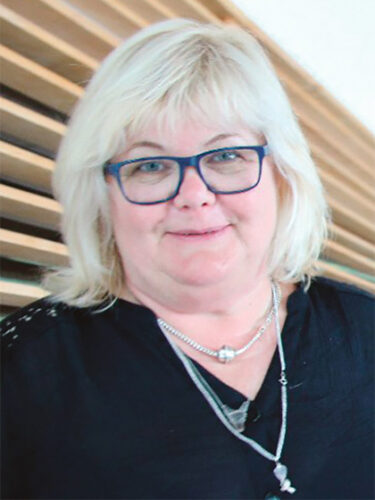 Hoiuraamadukogo and Võrol nõvvo ja korjas raamatit kokko