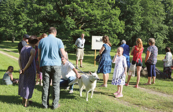 Mõnistõ mõisa teedüstahvli