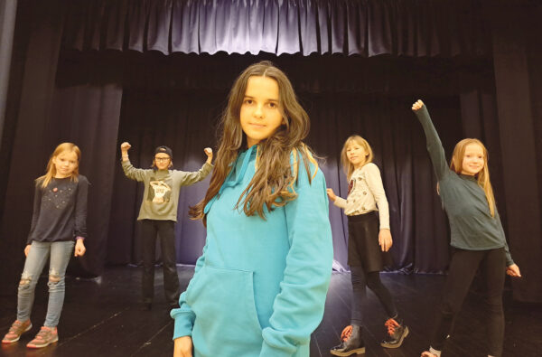 Umakeelidse latsõ ja noorõ sai kokko näütlemislaagrin