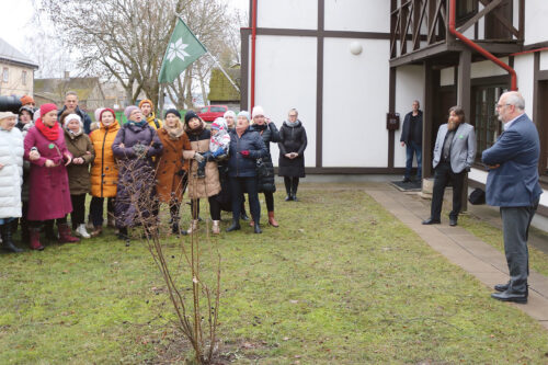 President v&otilde;eti vasta protestilauluga
