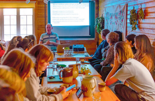 Esi riike nuuri- ja kultuurit&uuml;&uuml;t&auml;j&auml; otsva viise, kuis nuuri kogokunnakultuuri mano tuvva