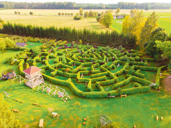 Puukooli t&uuml;&uuml;seldsiliisiga L&auml;timaal huvireisil