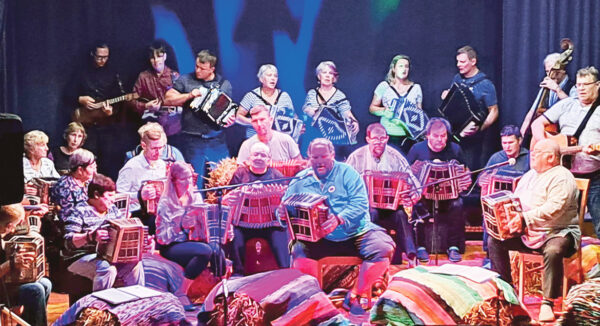 Tsooru rahvamajan astõ püüne pääle 45 küläpillimiist