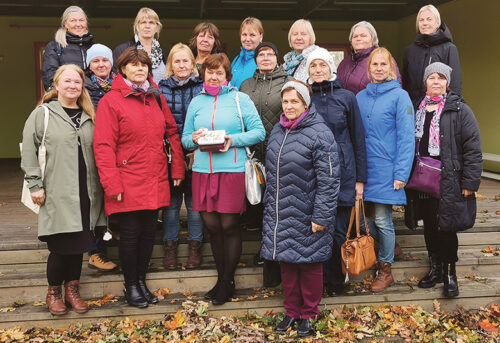 Keelepesäoppaja Võro ja Põlva maakunnast käve opireisil Vormsil ja Noaroodsin