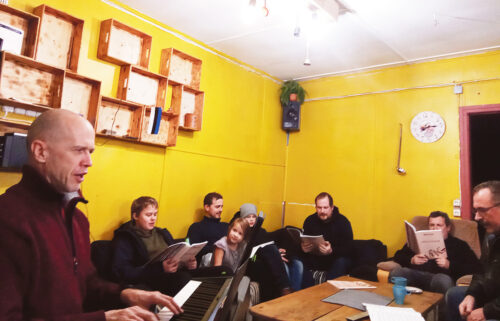 K&auml;rgula kunnakoori k&otilde;rraldaja Soon&otilde; Kati: vaia om p&auml;&auml;lenakkamist ja h&auml;&auml;d oppajat