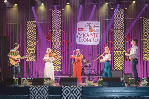 Moosten lauldas timahava ilma ilosambas