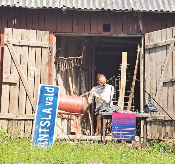 Antsla vallamaja takan kuurin tetti esieräliidsi pillega muusikat