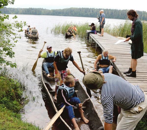 Ähijärve pääl sõitsõ kõrraga katõssa ütepuuloodsikut