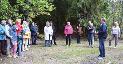 Kolm sammu s&otilde;asulads&otilde; j&auml;lgi p&auml;&auml;l