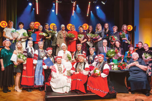 V&otilde;ro maakunna kultuurip&auml;rlis kuulut&otilde;di Aropi Erja