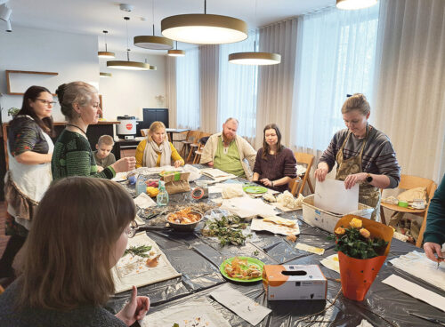Luudusv&auml;rvega tett&uuml;ide pilte n&auml;&uuml;t&uuml;s ja minit&uuml;&uuml;tar&otilde; R&otilde;ug&otilde;n