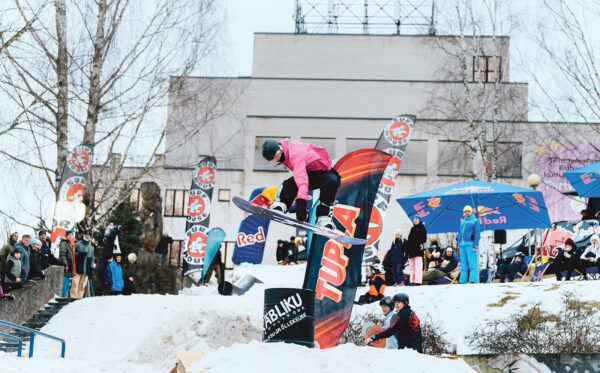 Põlva kultuurikeskusõ man naatas jäl lumõlauduga mõõti võtma