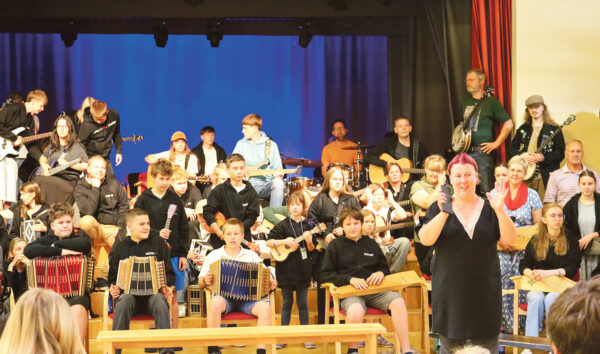 Rahvapillilaagri lõpukontsõrt Mõnistõ rahvamajan