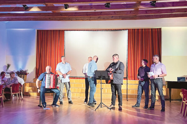 Mõnistõ rahvamaja oll’ hällülats