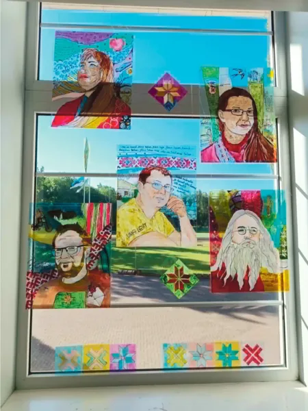 Kultuuritegeläisi pildi Kääpä kooli aknidõ pääl
